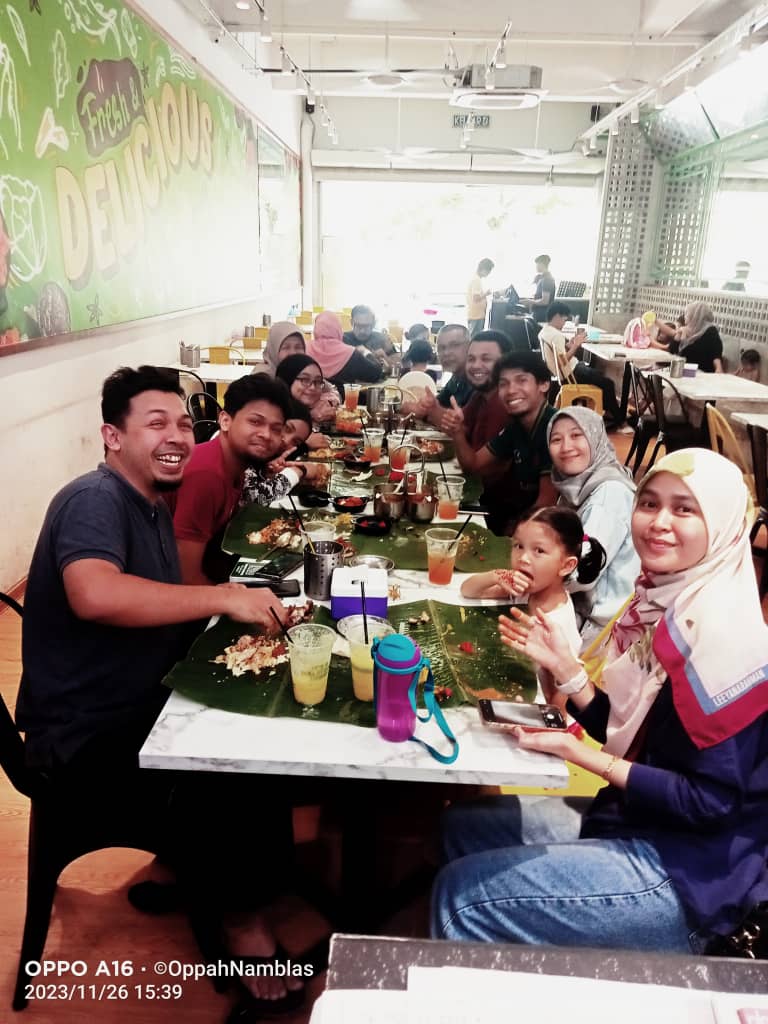 personal stories and memories related to banana leaf rice in malaysia, family gathering at bananabro outlet, halal indian food, hot food, curry mood, belly full, everywhere, everyday