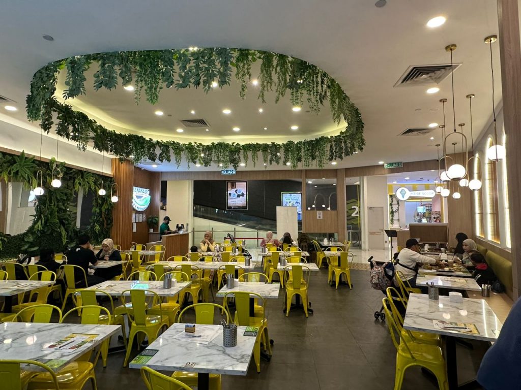 bananabo east coast mall, dining area, banana leaf rice, where to eat in kuantan pahang, halal banana leaf rice, banana leaf rice malaysia vs indonesia
