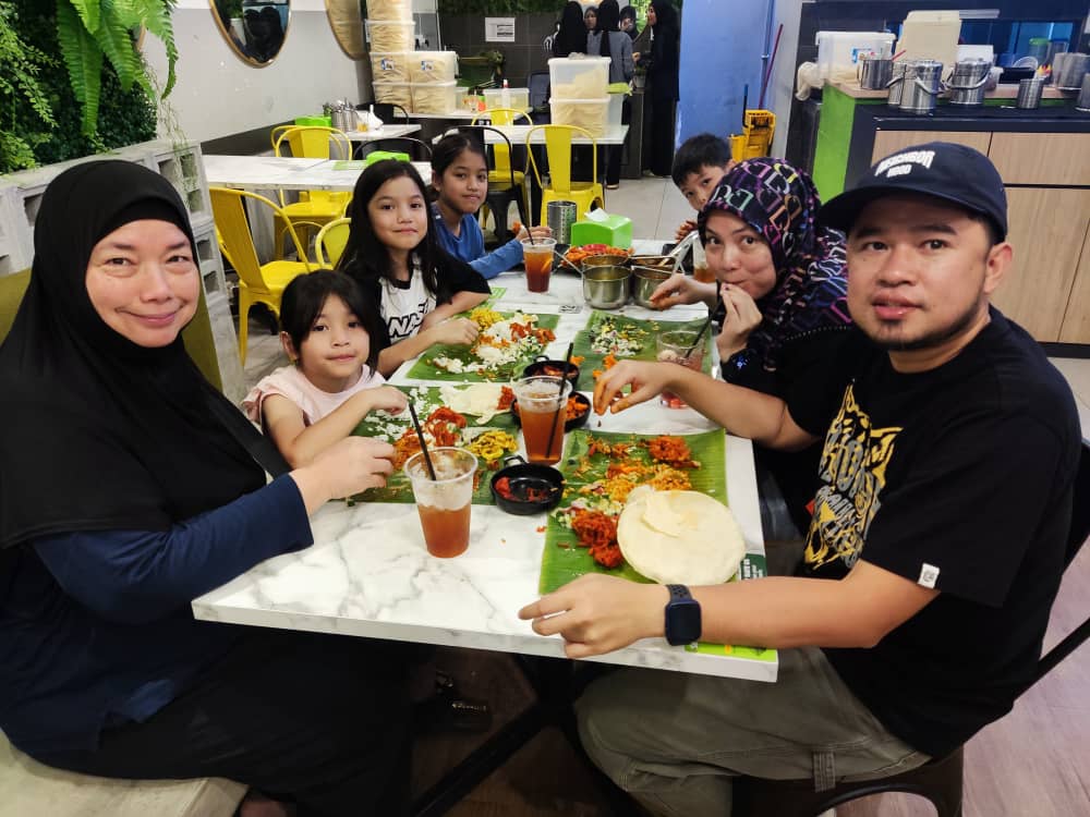 sustainable banana leaves, BananaBro Sri Gombak Halal Certified Customers dining with family